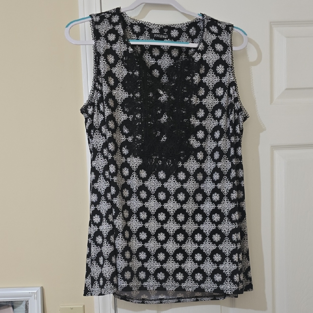 Roz & Ali Black and White Patterned Sleeveless Blouse